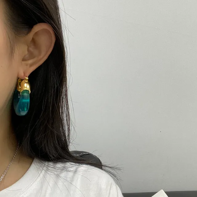 Boucles d'oreilles en résine translucide bleu et or en forme de feuille avec fermoir 6