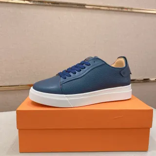 Zapatilla de plataforma de cuero perforado con punta de gorra azul