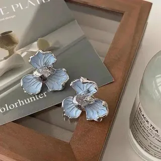 Brincos de esmalte floral azul e prata