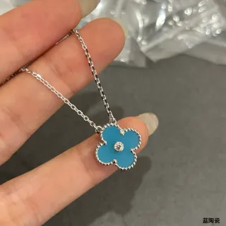 Pendentif Trèfle à Quatre Pétales avec Centre Émaillé en Bleu et Argent