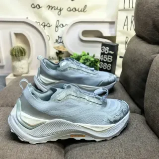 حذاء رياضي أزرق أبيض بجزء علوي من التريكو Sculpted Wave midsole