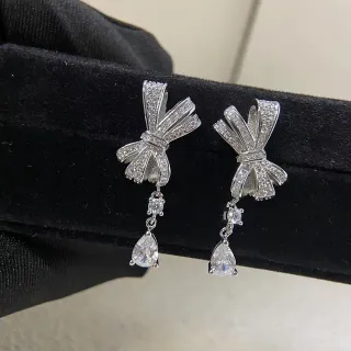 Brincos pendentes em forma de gota de lágrima com motivo de laço pavé
