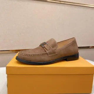 Loafer en daim marron avec bride de selle