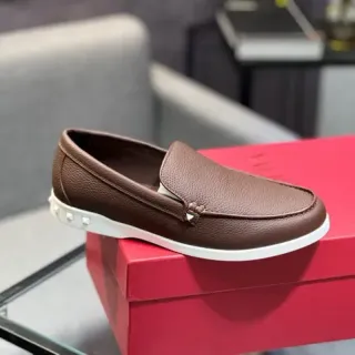 Loafer Moc-Toe en Cuir Pebbled Marron Blanc avec Coutures