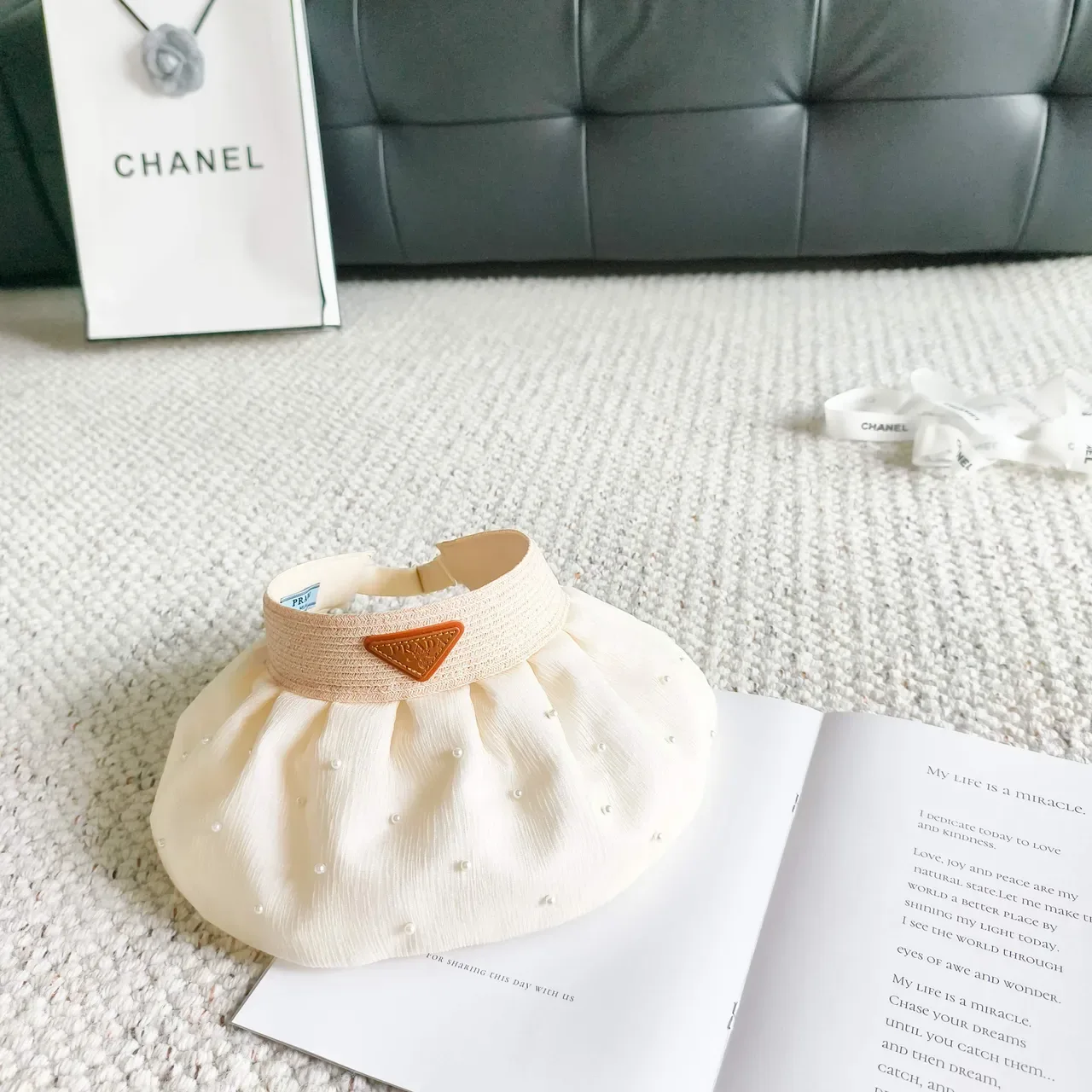 Chapéu Bucket com Viseira Creme Plissado com Pérolas 6