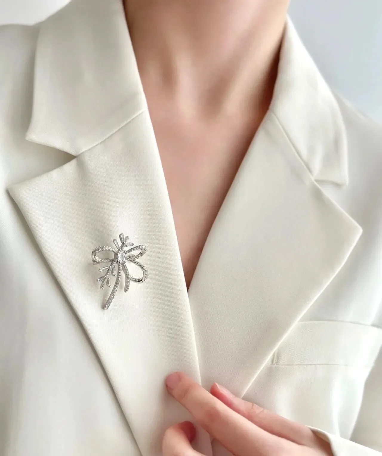 Crystal-Encrusted Bow Floral Brooch 2