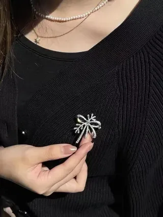 Crystal-Encrusted Bow Floral Brooch 5