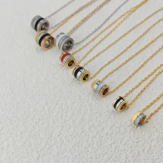 Colliers avec chaîne et pendentif émaillé en forme cylindrique multi-bande