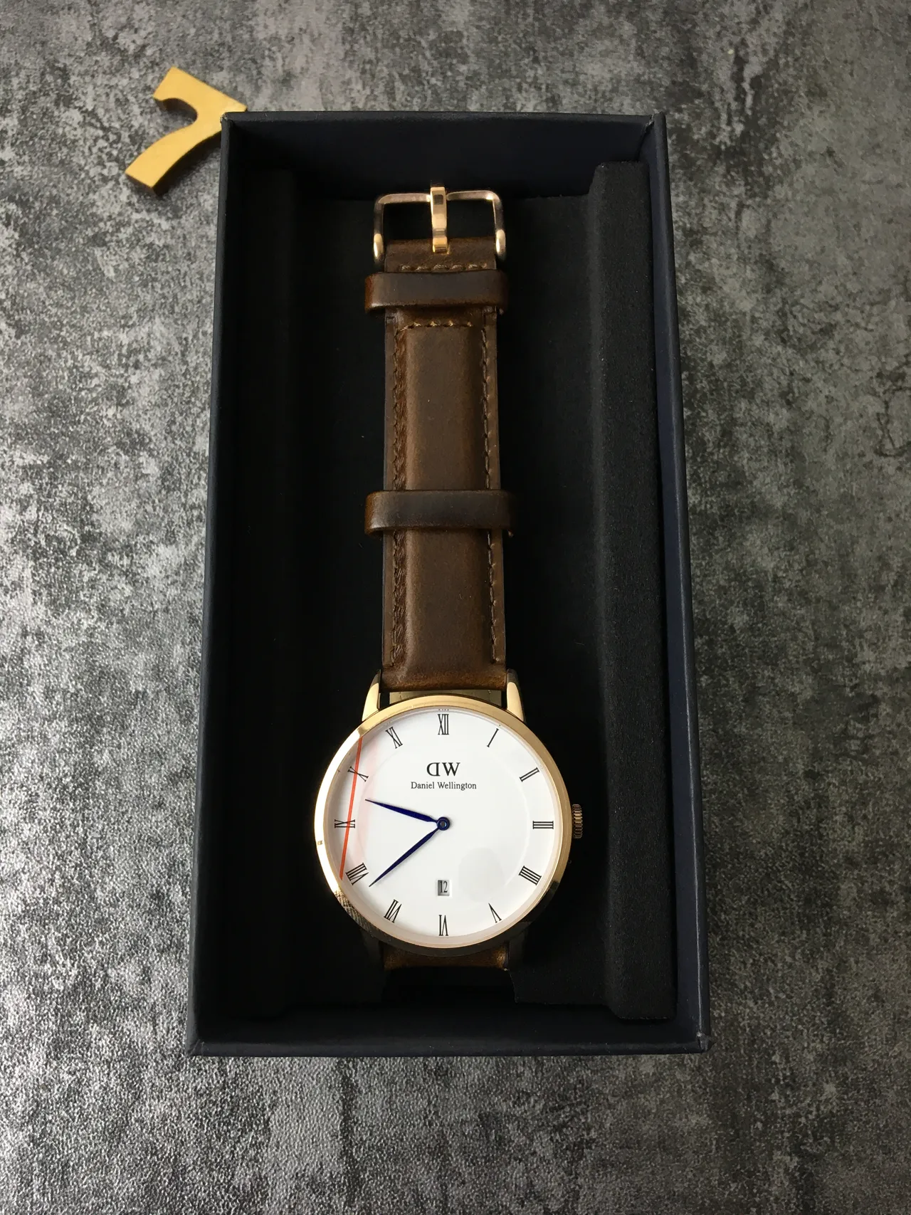 Daniel Wellington Montre Classique Minimaliste avec Bracelet en Cuir Marron et Mouvement Quartz 2