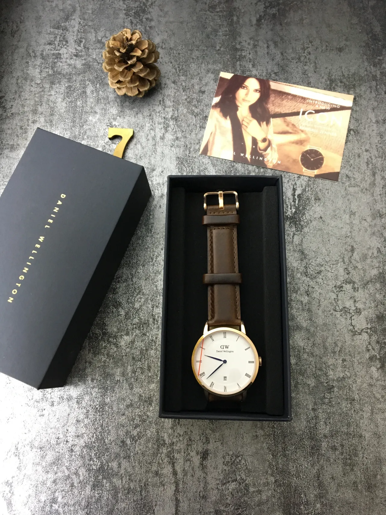 Daniel Wellington Montre Classique Minimaliste avec Bracelet en Cuir Marron et Mouvement Quartz 3