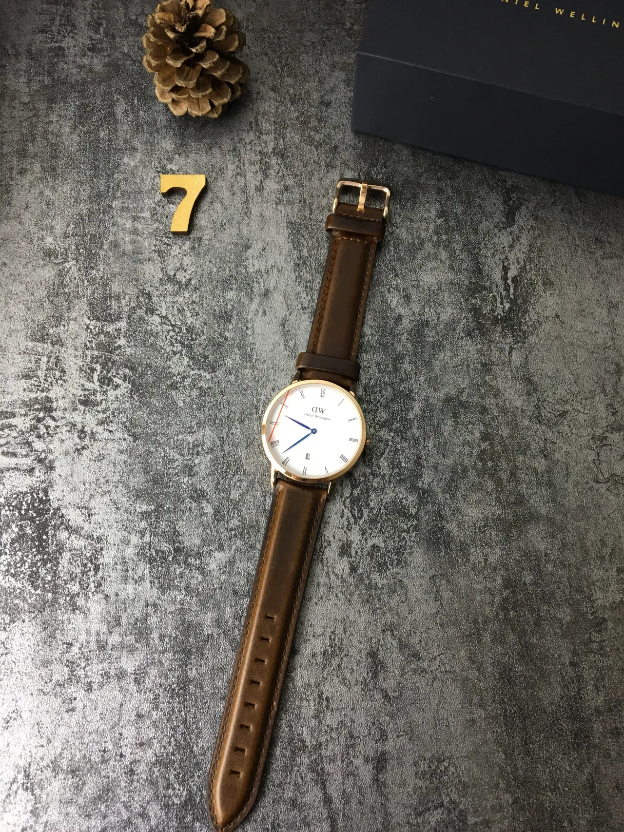 Daniel Wellington Montre Classique Minimaliste avec Bracelet en Cuir Marron et Mouvement Quartz 6