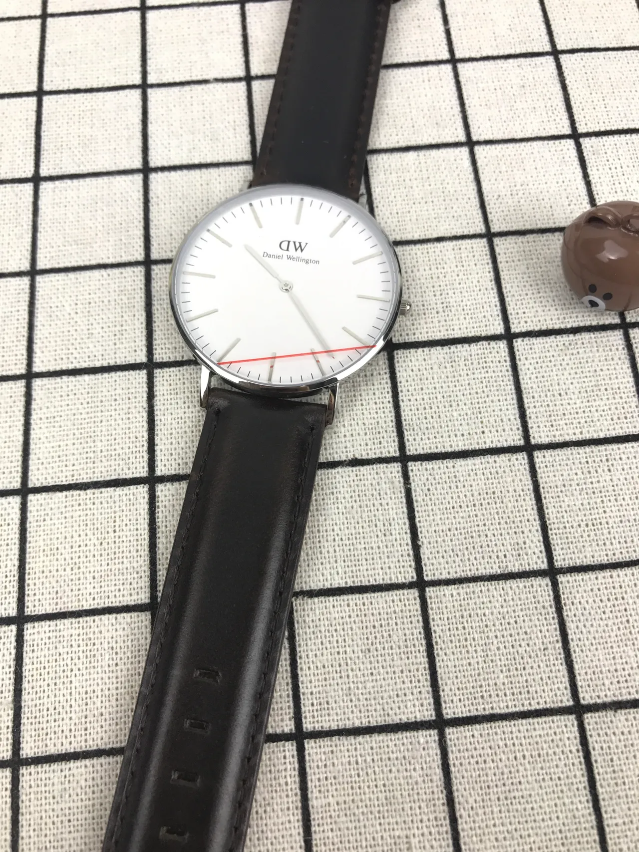 Daniel Wellington 经典极简白色表盘黑色皮革表带石英手表 6