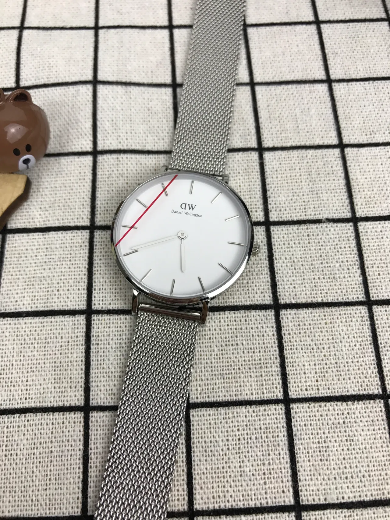Daniel Wellington Classic Petite सफेद डायल चाँदी की जाली पट्टी क्वार्ट्ज घड़ी 3