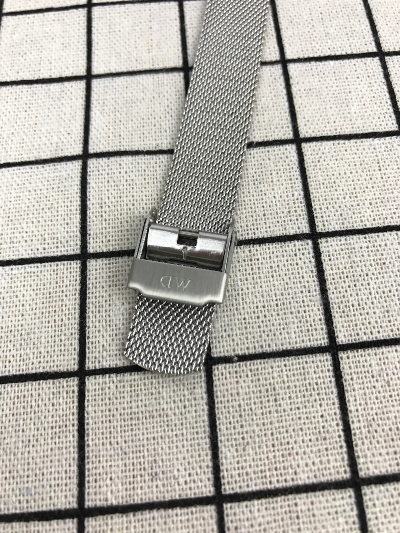 Daniel Wellington Classic Petite सफेद डायल चाँदी की जाली पट्टी क्वार्ट्ज घड़ी 4