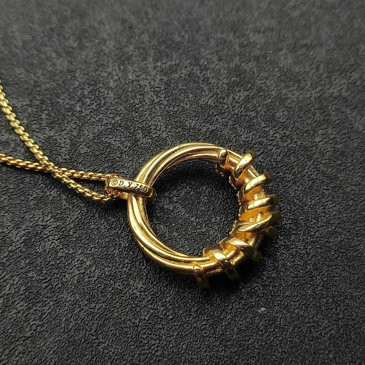 David Yurman Collier chaîne style cable or argent pendentif double anneau 3