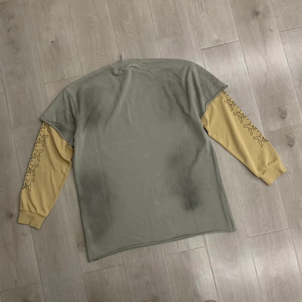 DUAA Gray Yellow Layered-Sleeve Construction Graphic-Print Front T-Shirt 3