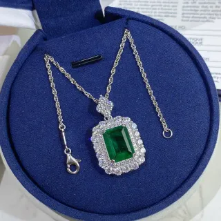 Collier de pendentif avec gemme verte de coupe émeraude et double halo