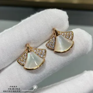 Aretes de Madreperla en Forma de Abanico y Piedras Pavé