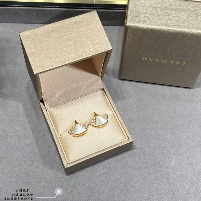 Aretes de Madreperla en Forma de Abanico y Piedras Pavé 3