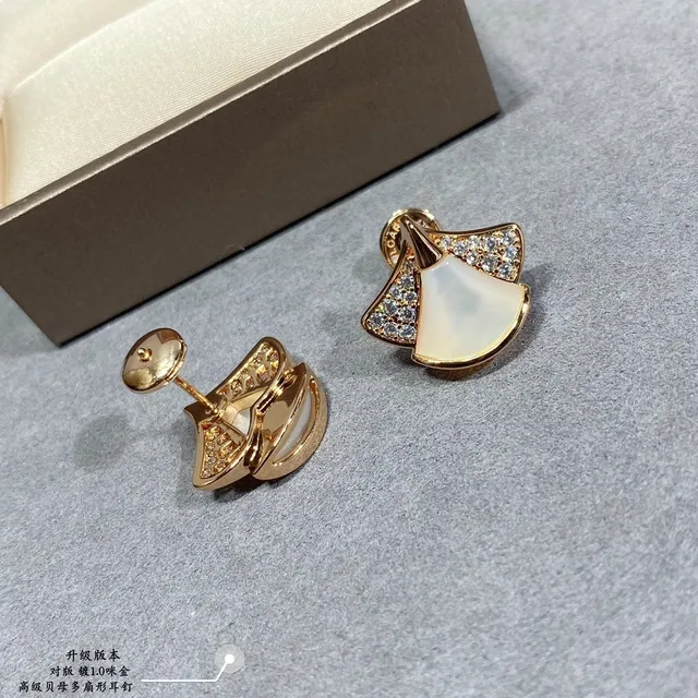 Aretes de Madreperla en Forma de Abanico y Piedras Pavé 4