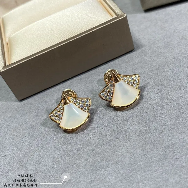 Aretes de Madreperla en Forma de Abanico y Piedras Pavé 5
