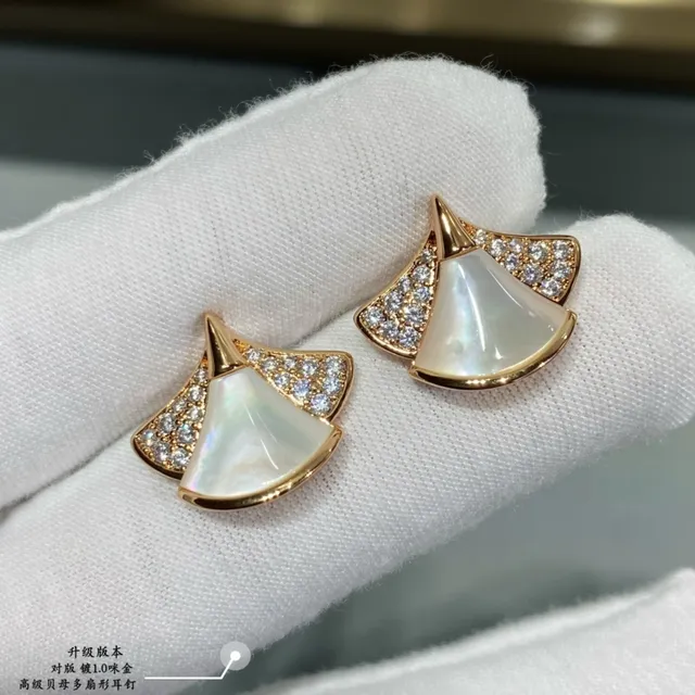 Aretes de Madreperla en Forma de Abanico y Piedras Pavé 7