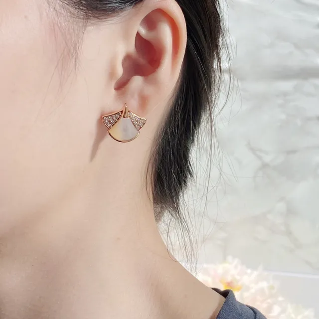 Aretes de Madreperla en Forma de Abanico y Piedras Pavé 9