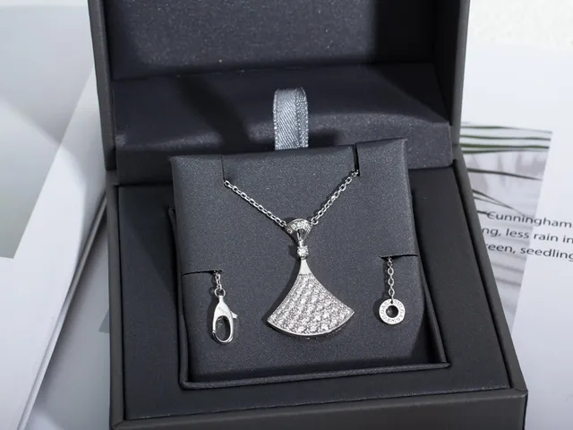 Fan-Shaped Pavé Diamond Pendant Necklace 2