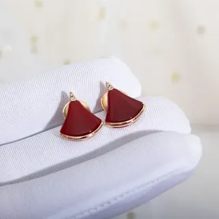 পাখা আকৃতির লাল এনামেল গোল্ড টোন স্টাড ইয়ারিংস