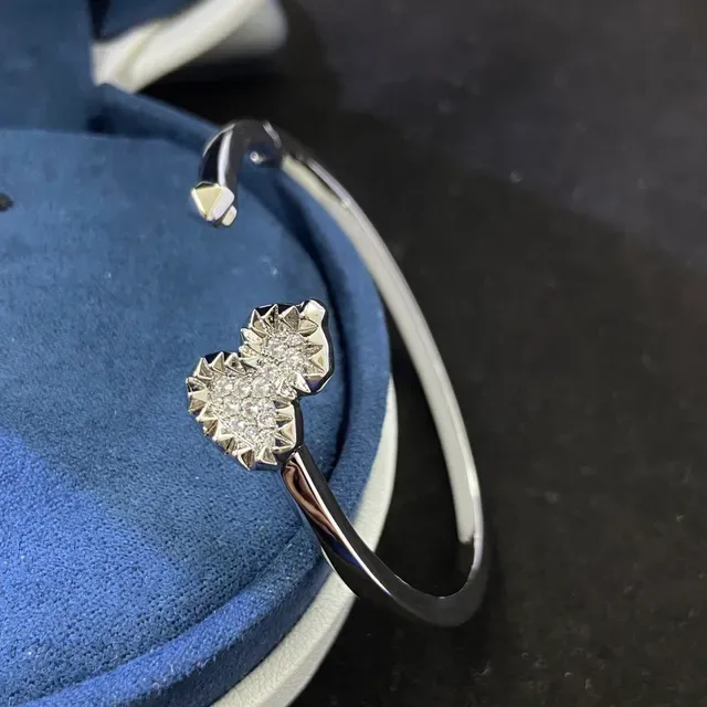 Braceletes abertos de tom dourado e prateado com motivo de coração pavé 3