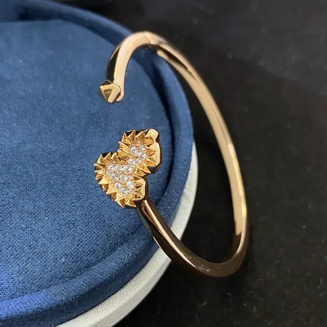 Braceletes abertos de tom dourado e prateado com motivo de coração pavé 4
