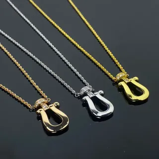 সোনা ও রূপার টোনের Pavé Shackle পেন্ডেন্ট নেকলেস