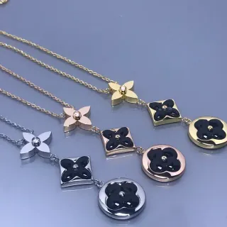 Collier avec Pendants Quad-Pétales Floraux en Or et Noir à Centres d'Émail