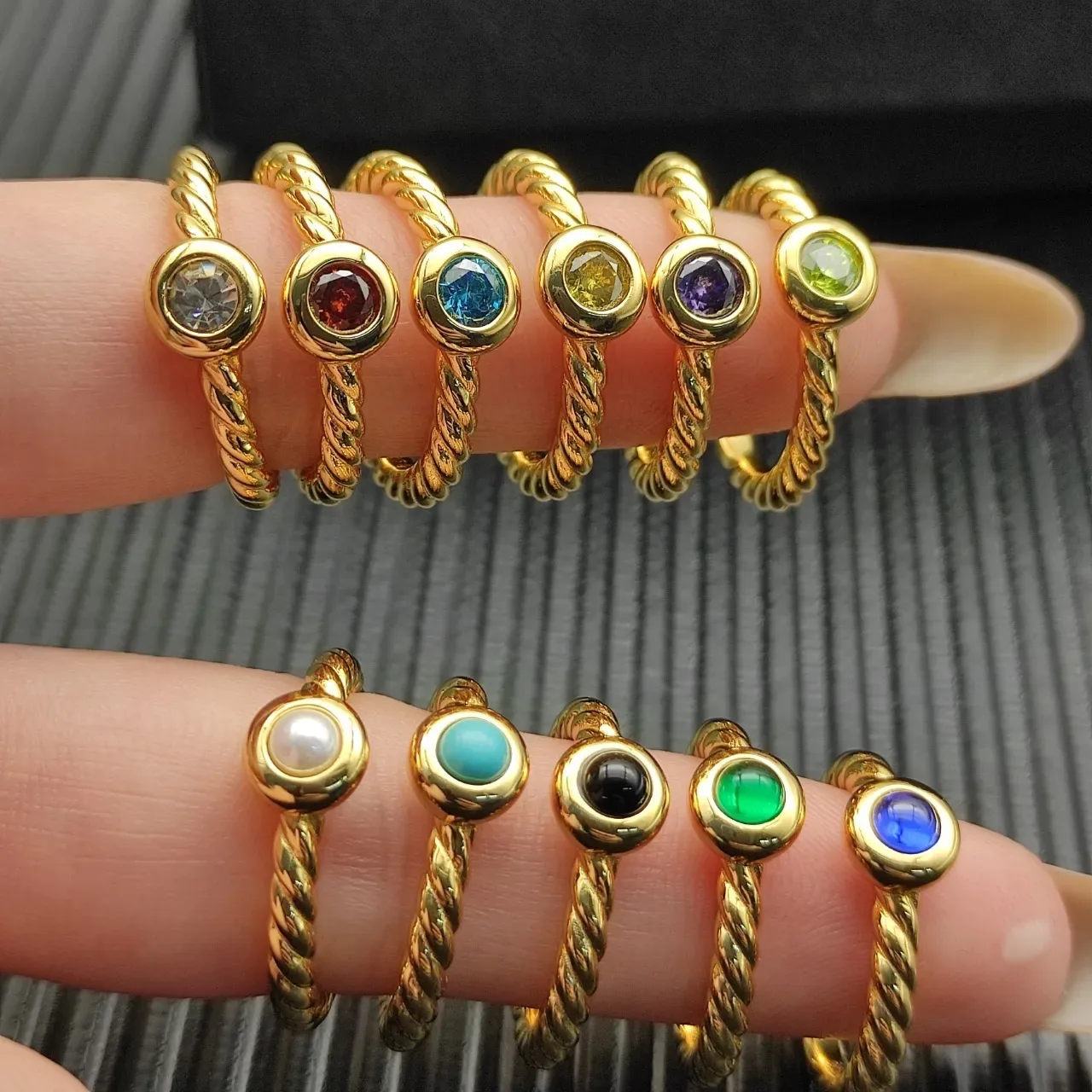 Anel com cabochon de pedra de turquesa e banda dourada azul de corda retorcida 2
