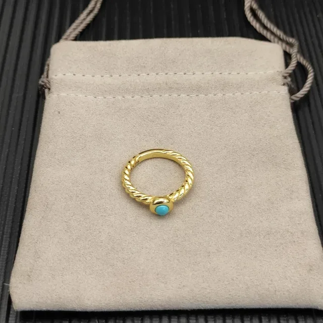 Anel com cabochon de pedra de turquesa e banda dourada azul de corda retorcida 7