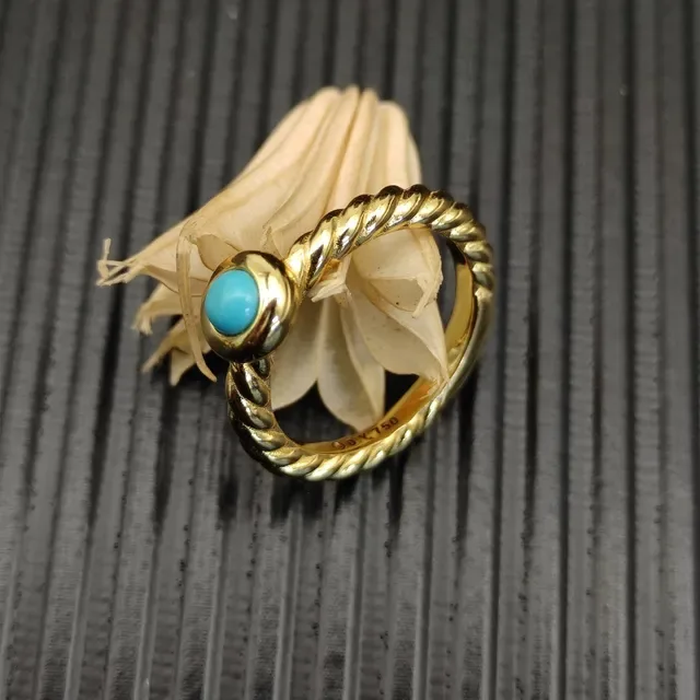 Anel com cabochon de pedra de turquesa e banda dourada azul de corda retorcida 8
