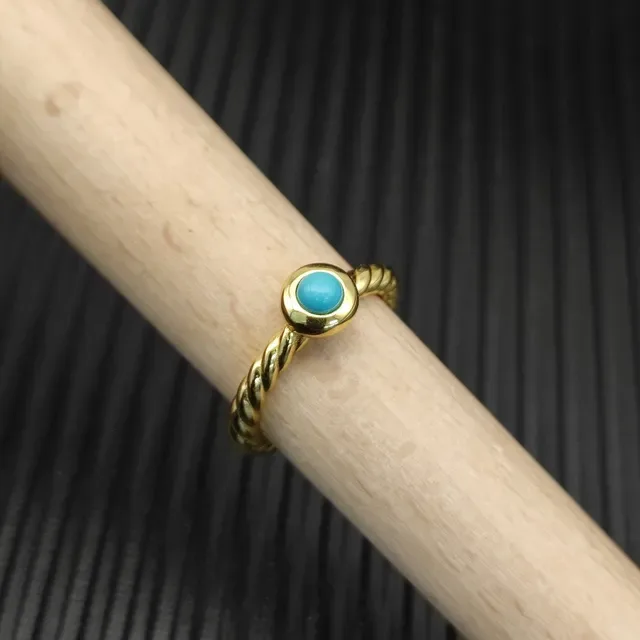 Anel com cabochon de pedra de turquesa e banda dourada azul de corda retorcida 9