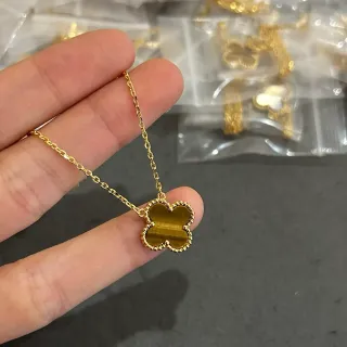 Collier avec chaîne dorée marron forme de trèfle bisel