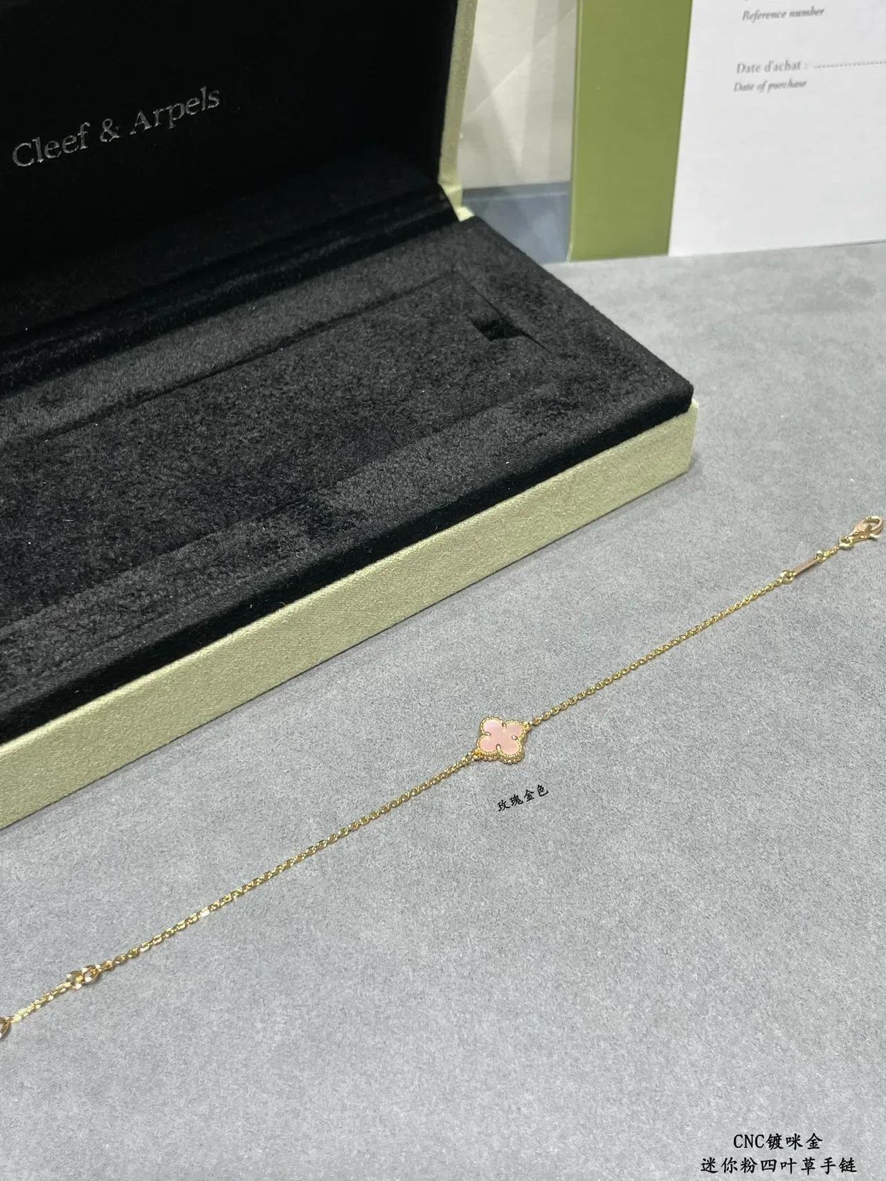 Pulseira com corrente dourada rosa e pingente de trébol de quatro folhas 3