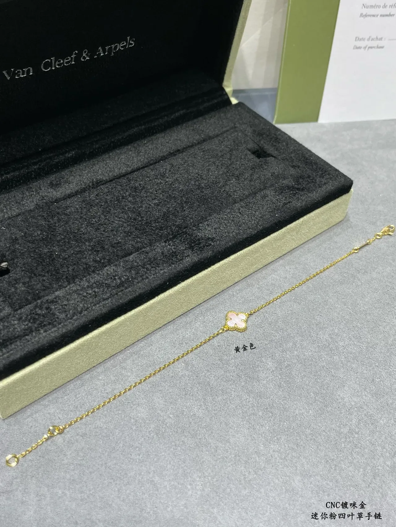 Pulseira com corrente dourada rosa e pingente de trébol de quatro folhas 4