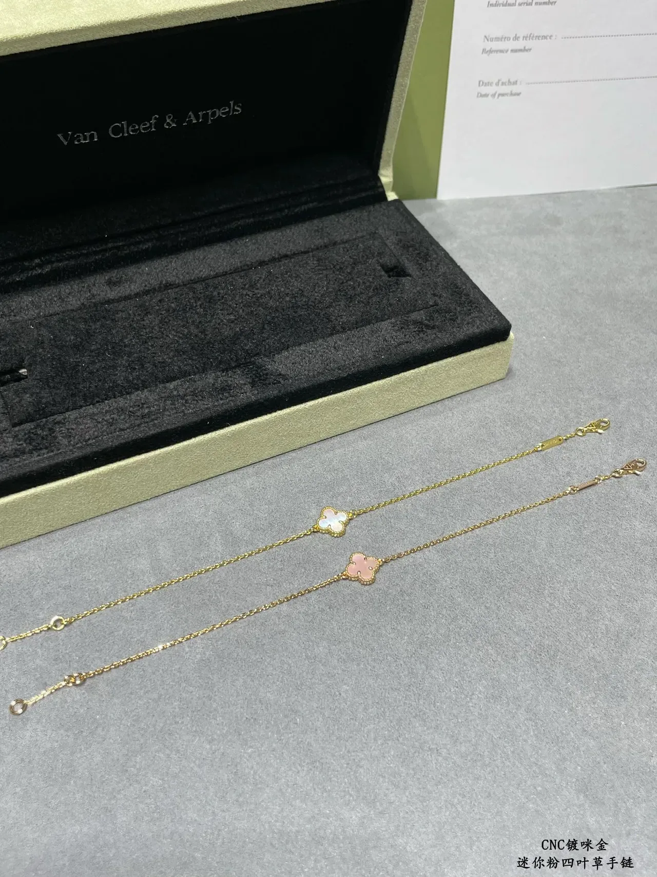 Pulseira com corrente dourada rosa e pingente de trébol de quatro folhas 5