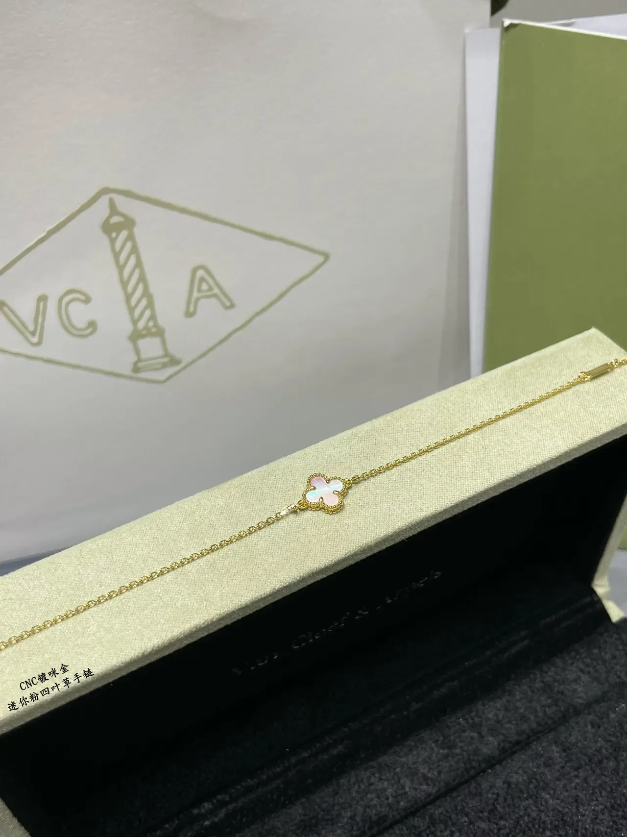 Pulseira com corrente dourada rosa e pingente de trébol de quatro folhas 6