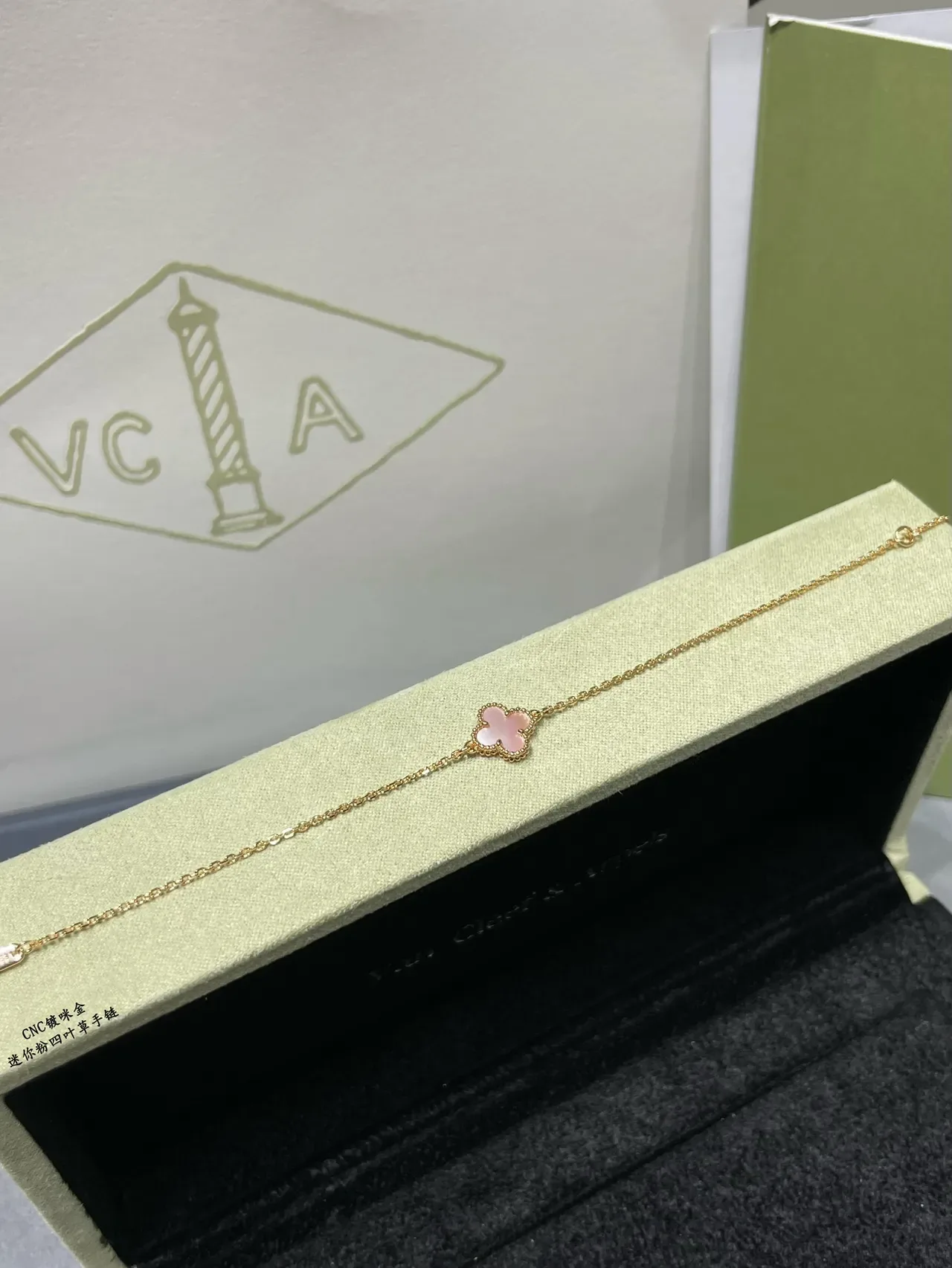 Pulseira com corrente dourada rosa e pingente de trébol de quatro folhas 7