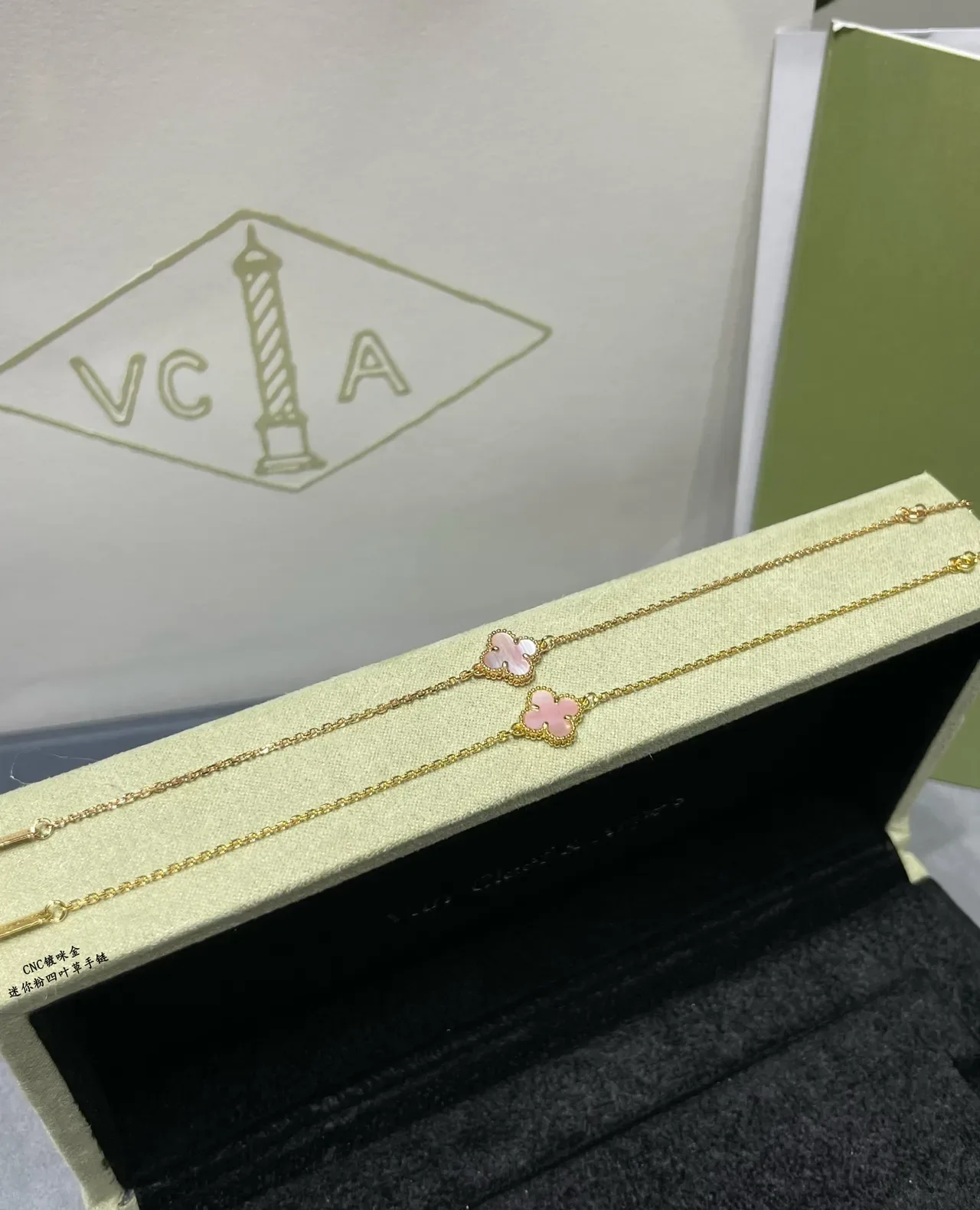 Pulseira com corrente dourada rosa e pingente de trébol de quatro folhas 8