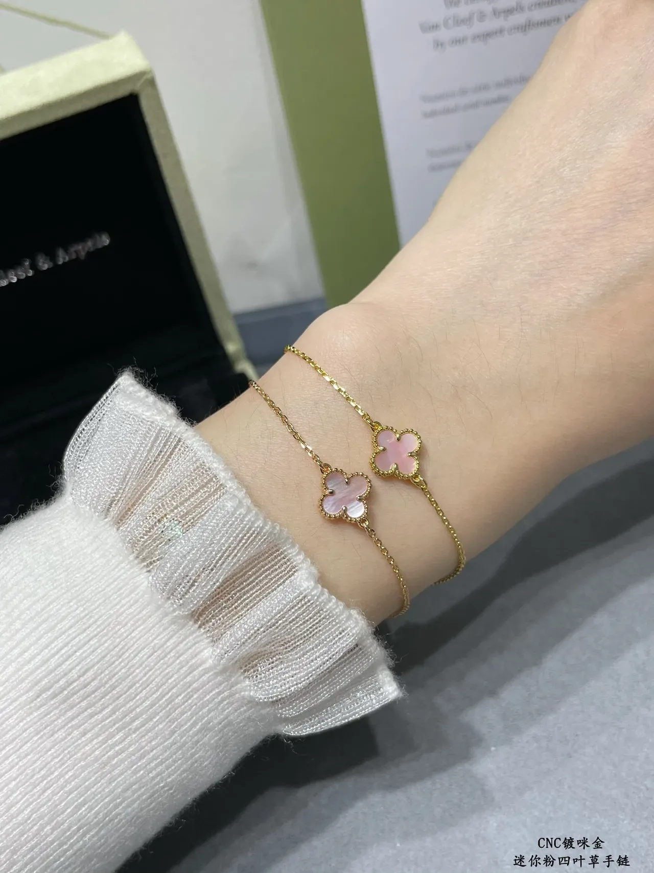 Pulseira com corrente dourada rosa e pingente de trébol de quatro folhas 9