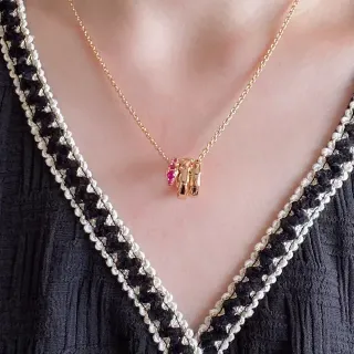 Collier chaîne curb dorée rose multi-éléments