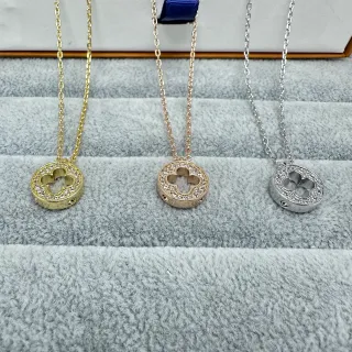Collier avec pendentif circulaire pavé-set en or et argent avec découpe de trèfle à quatre feuilles