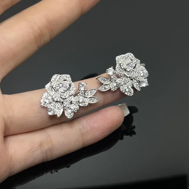 Broche avec motif floral de rose en or et argent, embellissement de cristal pavé 4