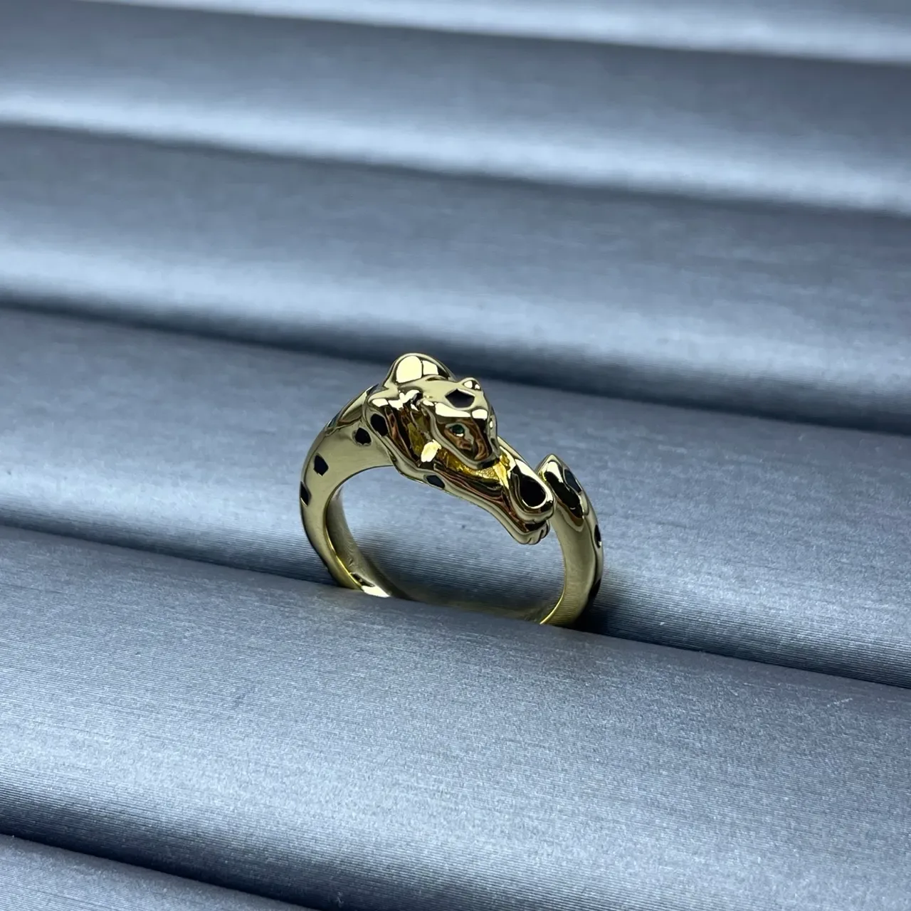 Bague en or et argent avec motif de tête d'animal sculpté et design de bande ouverte 2