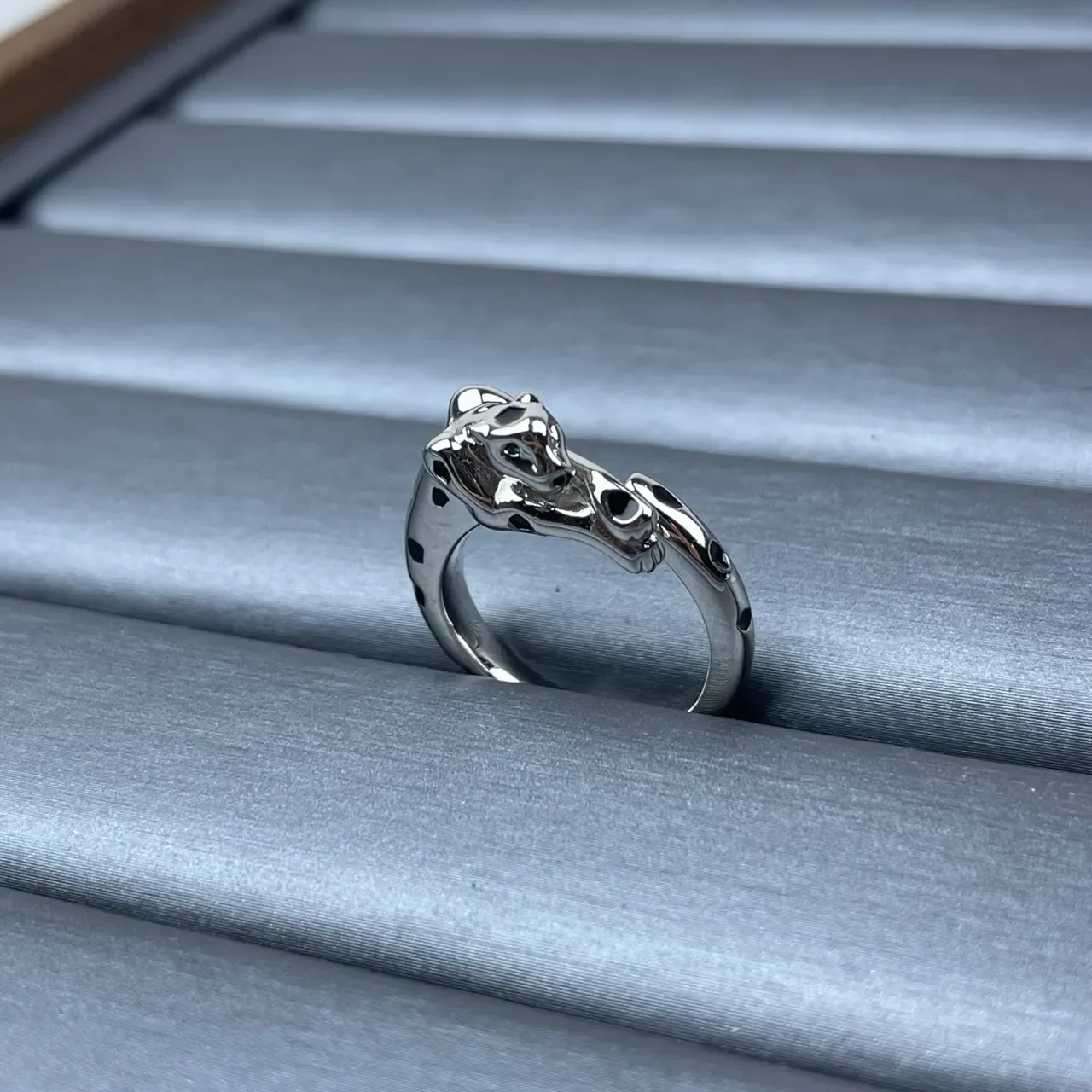 Bague en or et argent avec motif de tête d'animal sculpté et design de bande ouverte 3